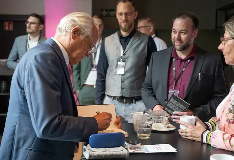 Markus Elsässer am Bücherstand